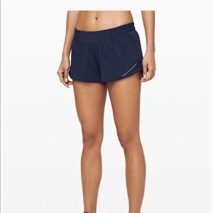 Lululemon hotty hot short II *2.5 navy blue sz 4